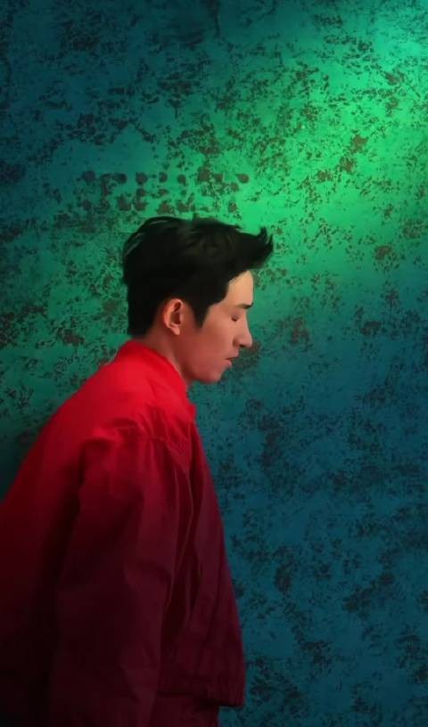 王凯沐沉浸式情绪表达,色彩搭配视觉冲击力强