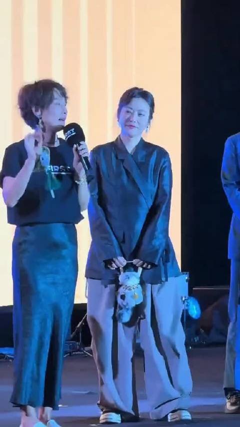 郝蕾 鲁豫 马伊利 同框亮相西宁青年电影节,几位女神同台,你更喜欢哪一位?