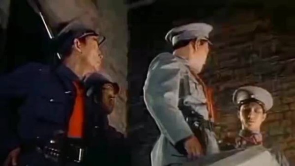 红旗插上钟楼，指挥员身先士卒率战士冲锋