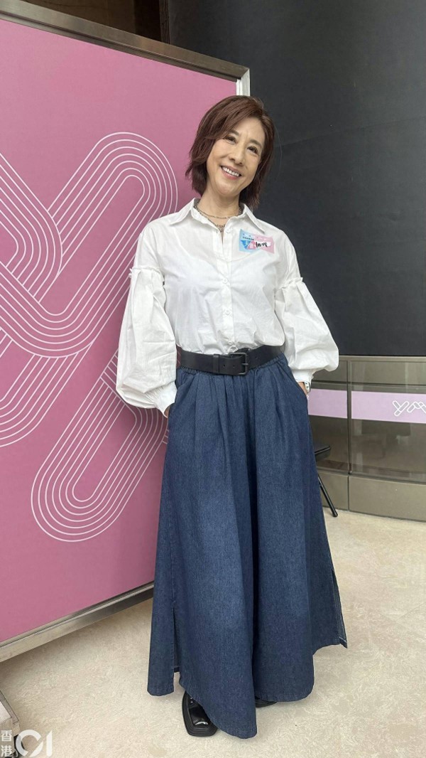 香港知名女星重提37年前吻戏惹争议,主动向男方道歉,并大赞绅士