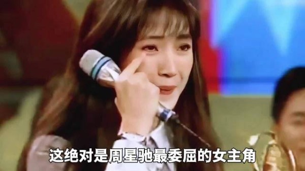 “咬星爷嘴是我设计的” ,原来这个名场面竟出自她手,献唱主题曲火了三十年