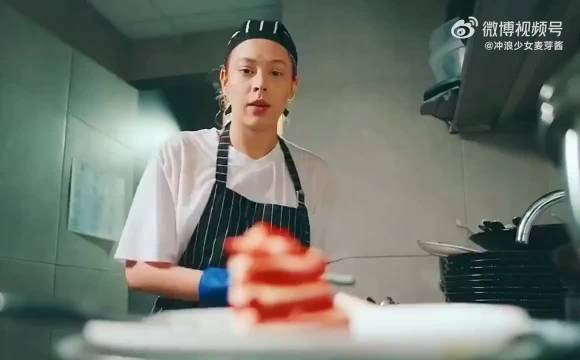 洗碗工只是偷吃了口蛋糕,却意外改变了她的人生