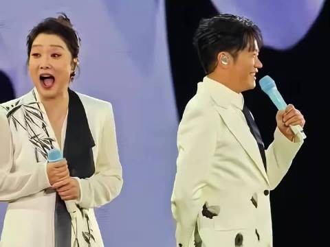 “成都 好安逸哦!” 毅哥果真是语言天才,这几句四川话太标准了哈哈哈哈