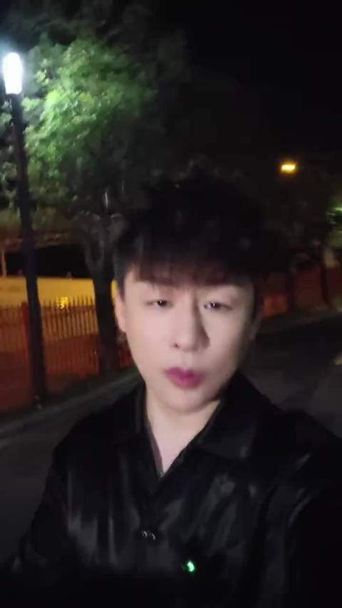 胡彦斌凌晨3点在长沙街头唱歌