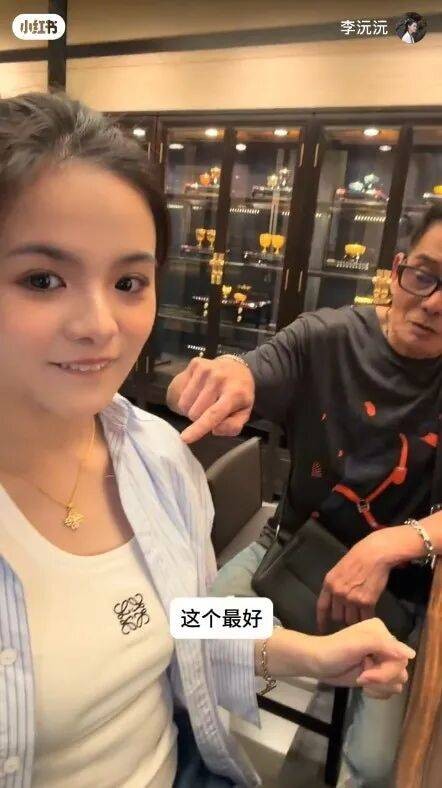 72岁香港老戏骨李国麟生活富贵，陪独生女挑金项链，曾炒股欠债二百多万