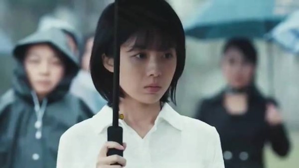 女孩参加母亲的葬礼,却惊恐地发现墓碑上刻着她的名字