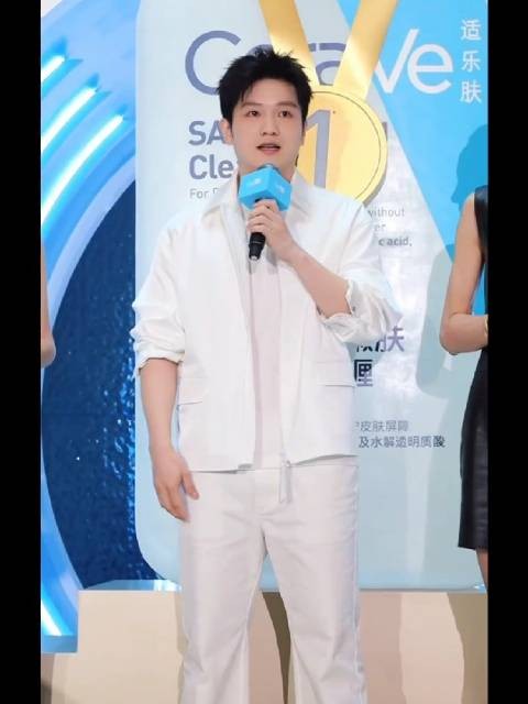 樊振东亮相雀巢适乐肤活动,笑容增多精神好,期待八月杜塞赛场