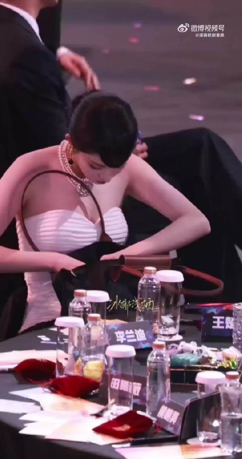 想起来王楚然上次尖叫之夜滴眼药水,这段特别出圈哈哈哈