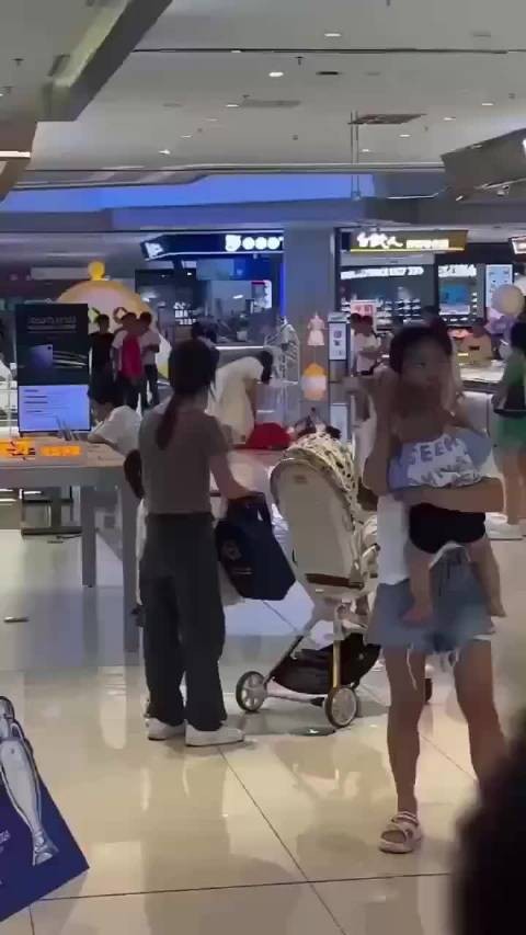 妈妈嫌金饰贵未买，女儿大闹金店