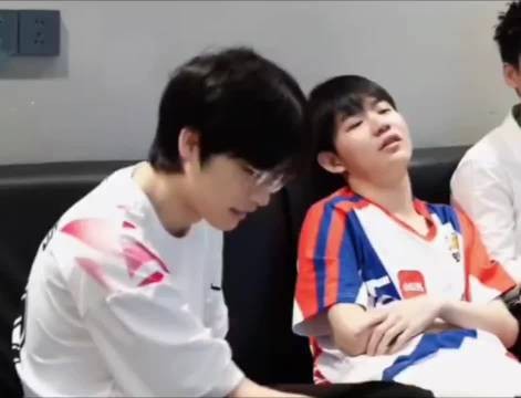 这个九尾怎么和谁都要贴贴