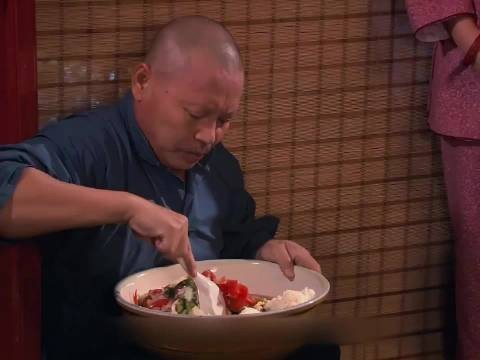 为哄七老爷高兴,郑老屁吃了一大桌子饭菜
