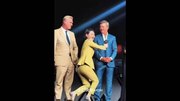 《奥德赛》首映礼主持人屈膝 被指非国际惯例