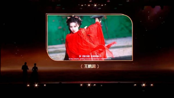 王鹤润马来西亚用马来语问好,感谢观众喜爱辛湄
