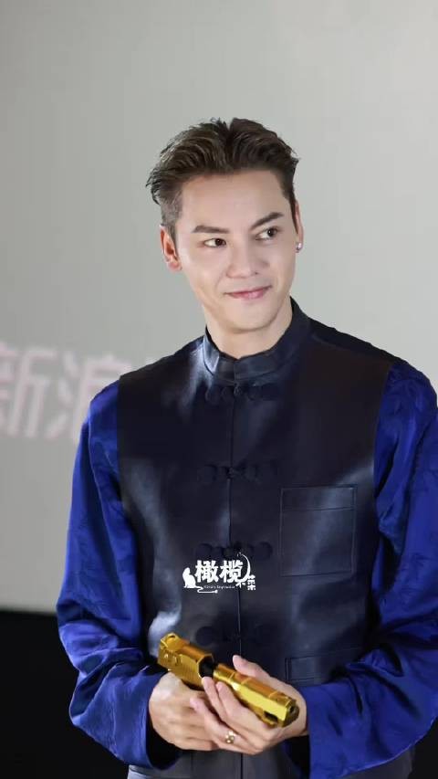 陈伟霆这雷霆黄金大手枪太惹眼了哈哈哈哈哈 佛爷百忙之中来哄我们一下