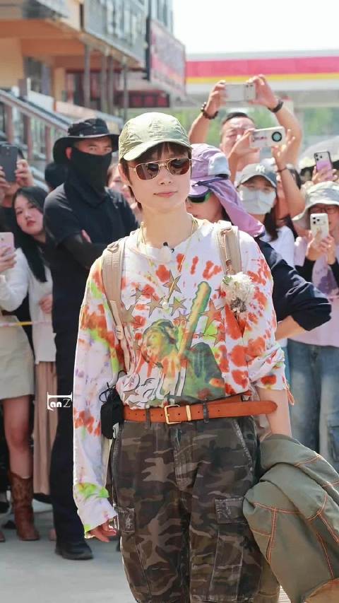 李宇春今天穿搭太靓丽了酷酷的帅帅的,她和鲁豫再见呢