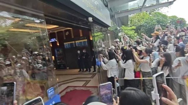 檀健次柳州接机排面，现场哇声一片