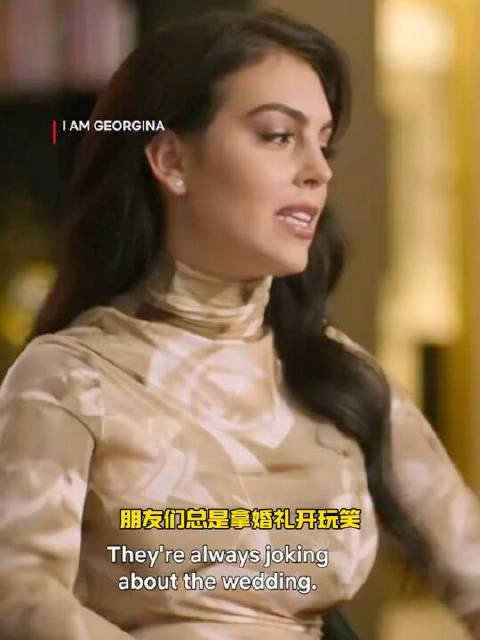 C罗求婚成功，乔治娜晒巨钻回复“我愿意”