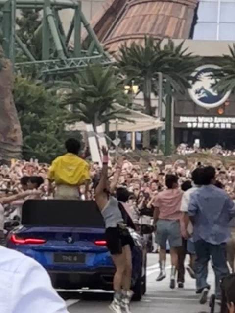 周深环球影视城唱歌跳舞气氛值拉满,比演唱会更有一番风味