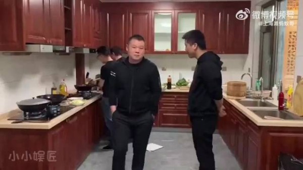 岳云鹏5套房换来的家庭地位,聚餐姐夫们做饭他双手插兜