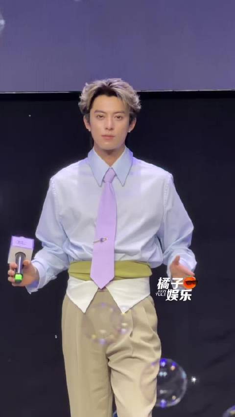 听粉丝唱应援歌的棣棣