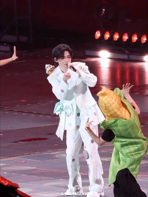 宋亚轩西装点缀小蛋糕，solo舞台演绎看见什么吃什么