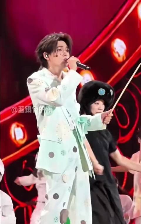 宋亚轩想到自己要跳啥自己先笑了 想起来亚轩小时候的练舞视频了、看样子