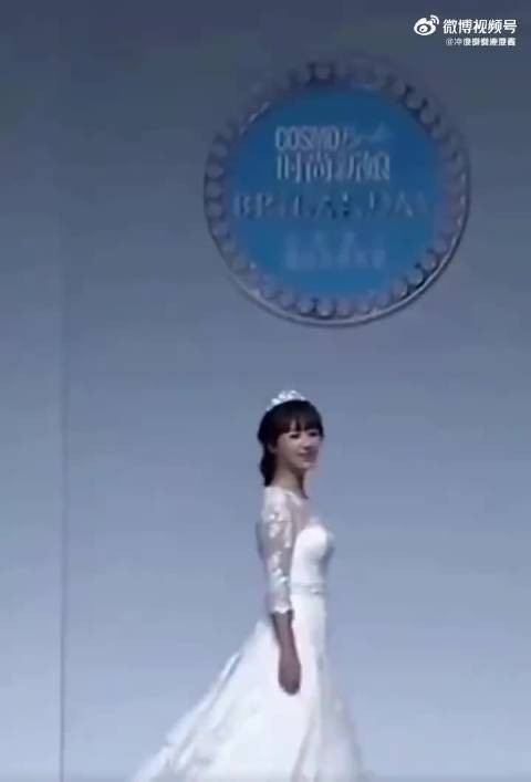 杨紫早期婚纱走秀视频,还是未经世事hin小女孩的状态,眼神里的天真骗不了人