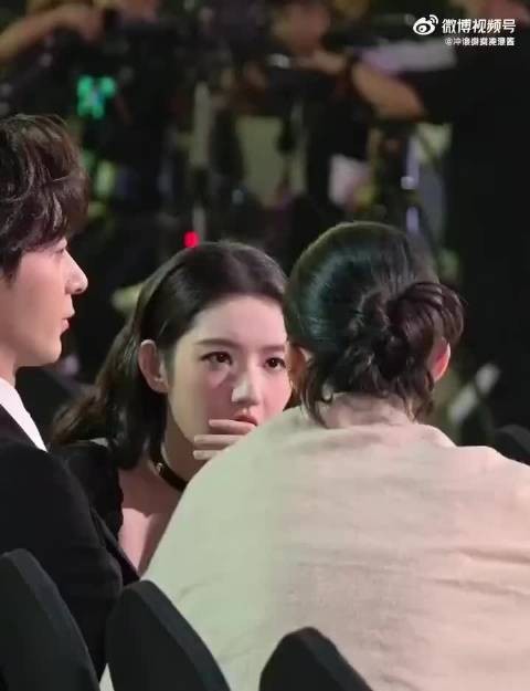周也对着王玉雯一顿“叽里咕噜”输出，把王姐听得表情管理都快失控了