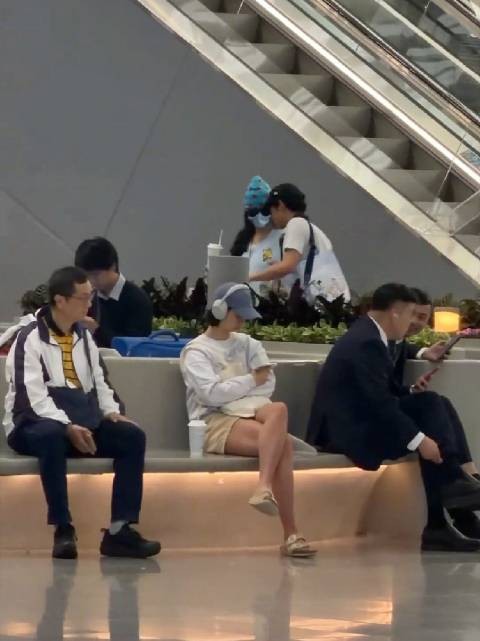 张柏芝穿卡通卫衣机场接儿子,儿子比妈妈高出半个头