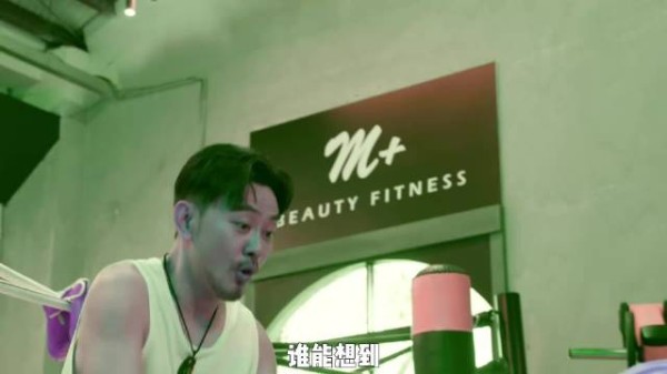 妹子正专心举杠铃塑形,旁边几个男人动了歪心眼