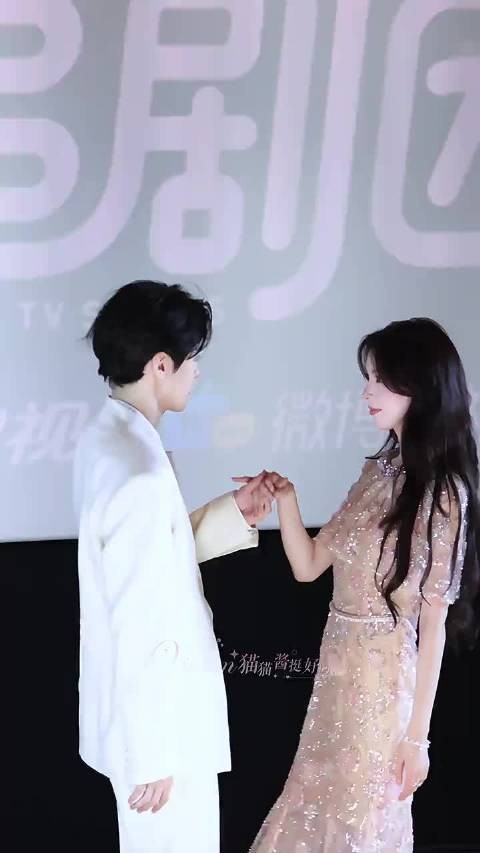 谁懂#曾舜晞 这个吻手礼后的抬眸啊啊啊啊啊啊真的超级无敌让人心动
