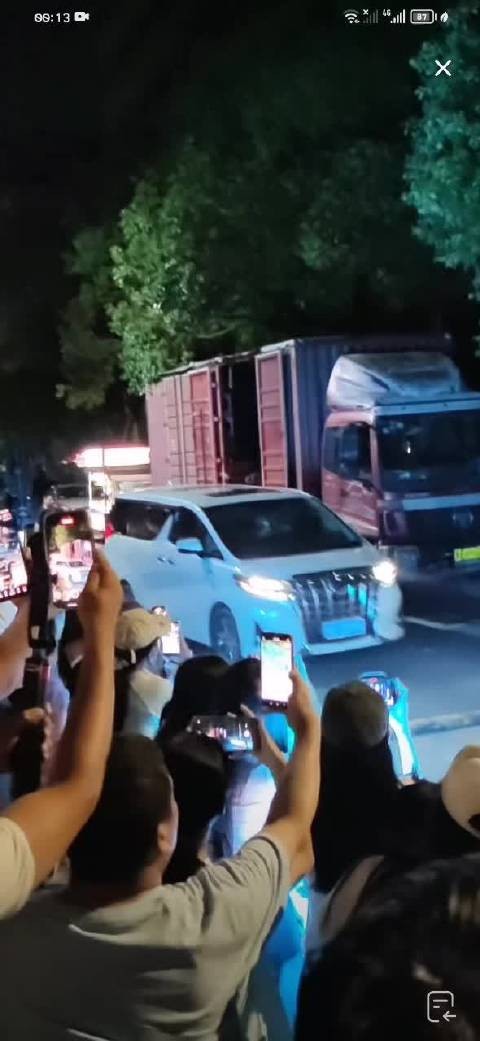OK,今天又是蹲直播间的一天,但是背光,黑黑的