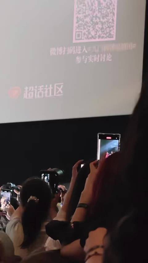 陈伟霆复刻九门名场面，黑蓝新中式配单边耳钉
