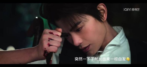 虾仔很早就开始长白头发，盐仔和师傅不在身边索性不拔