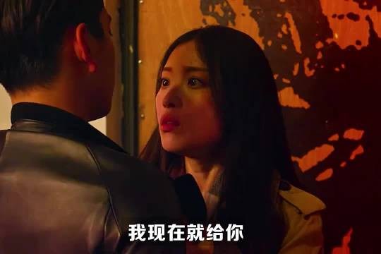 一见钟情的怦然心动是爱情来了，还记得那个爱而不得的青春吗