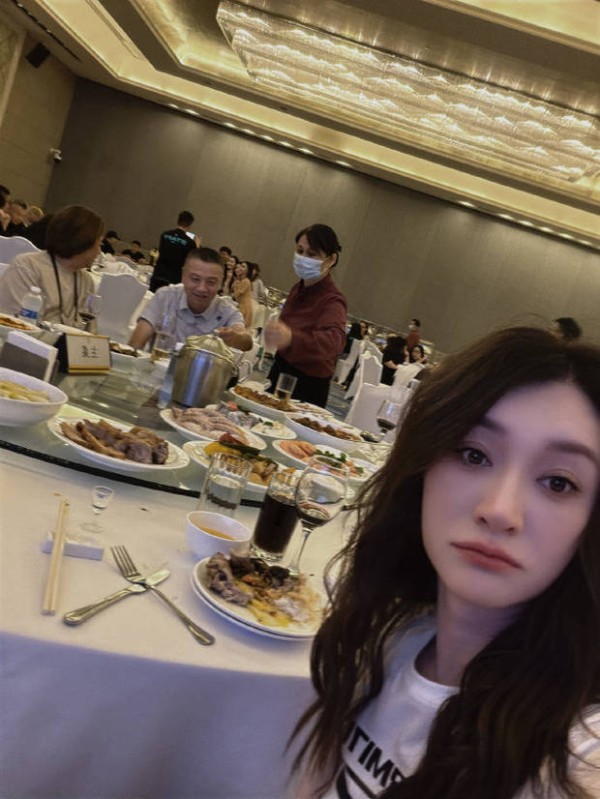 李小冉晒美照。