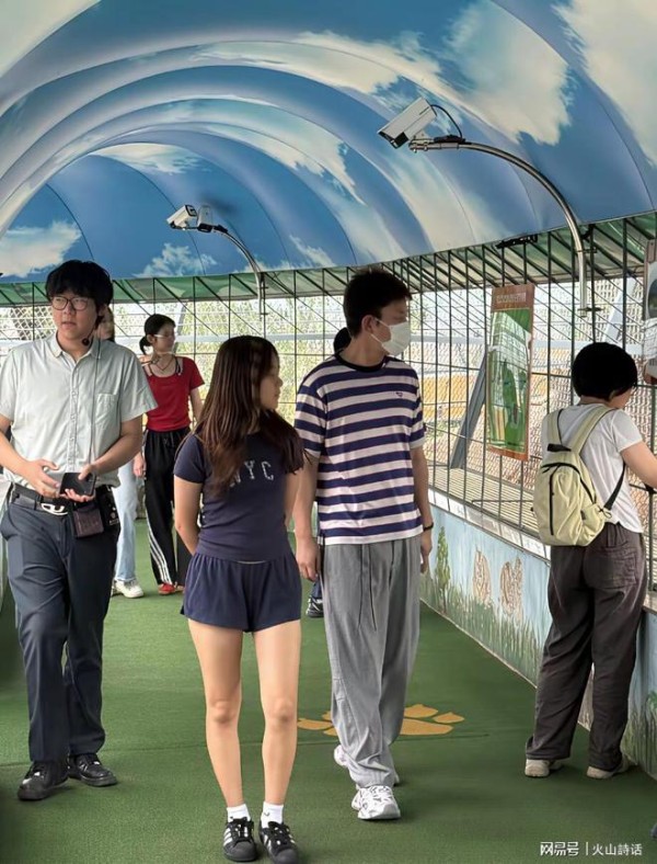 8月2日,贾乃亮与女儿甜馨回到哈尔滨老家游览东北虎林园,孩子长高了,和妈妈挺像