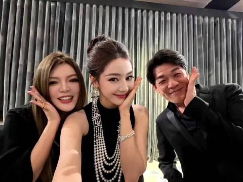盛装亮相活动，离场换上牛仔裤拖鞋，迪丽热巴的反差氛围感拉满