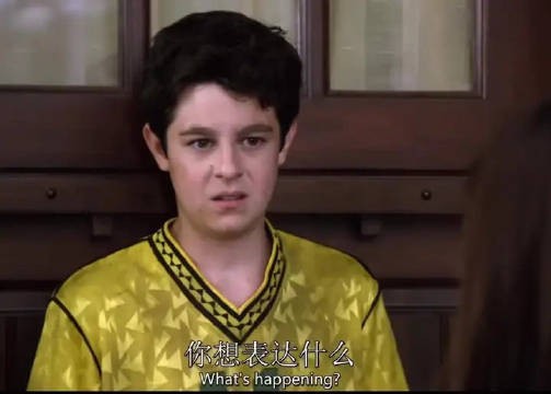嘟着嘴站在人家妈妈的车后
