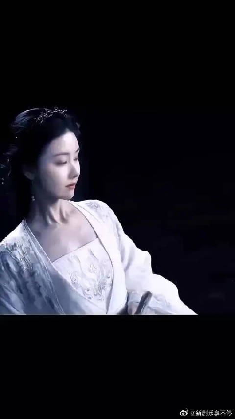 “在下缉妖司文潇,丞相大人恕罪”