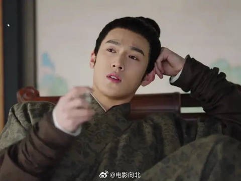 谁家的傻儿子那么喜欢爬人窗户啊!