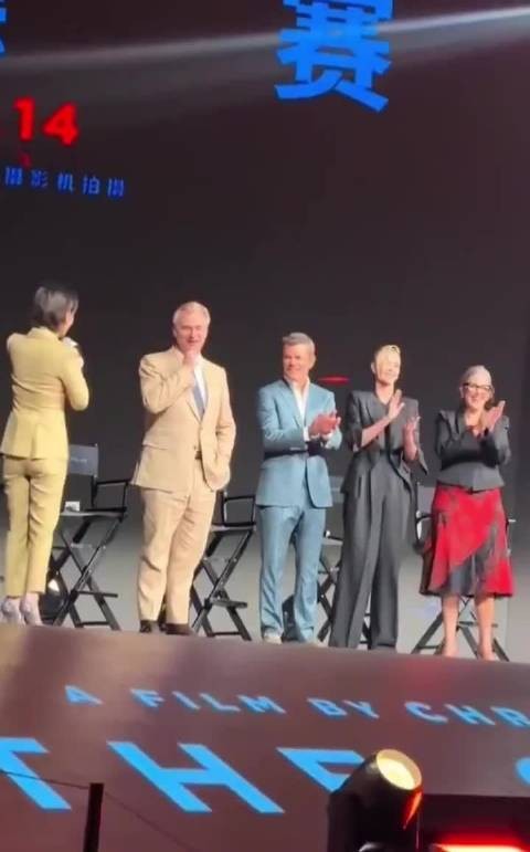 面对外国人卑颜屈膝 面对中国人吆五喝六 关键是这些人还把持着话语权