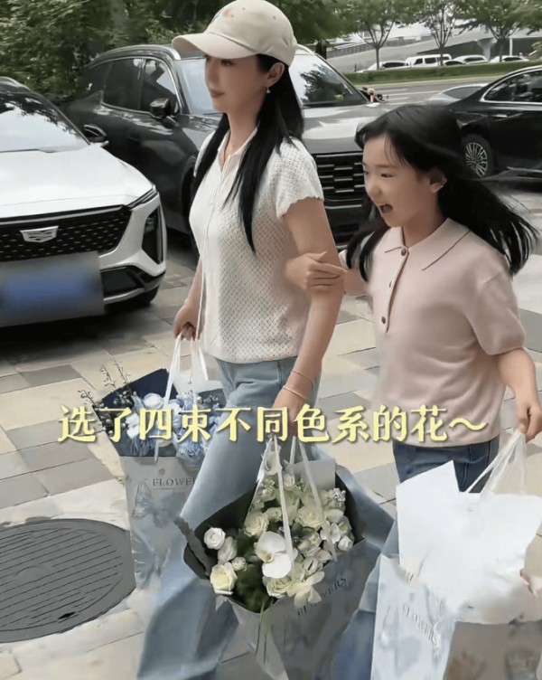 张维伊话剧首演董璇拖家带口来撑场,补妆送花照顾爸妈,这贤内助当得没话说