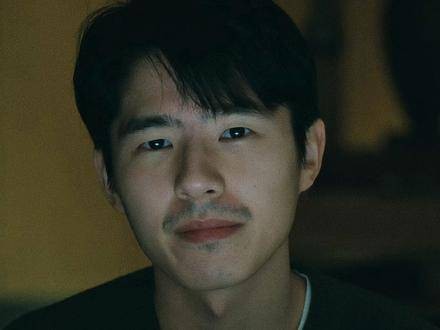 “终于将你淡忘的刹那,你却悄然闯入我的梦境”