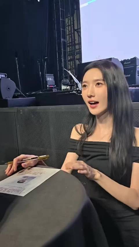 慧慧小姐我不知道您到底是怎么了,送的什么衣服让你有这种表情?