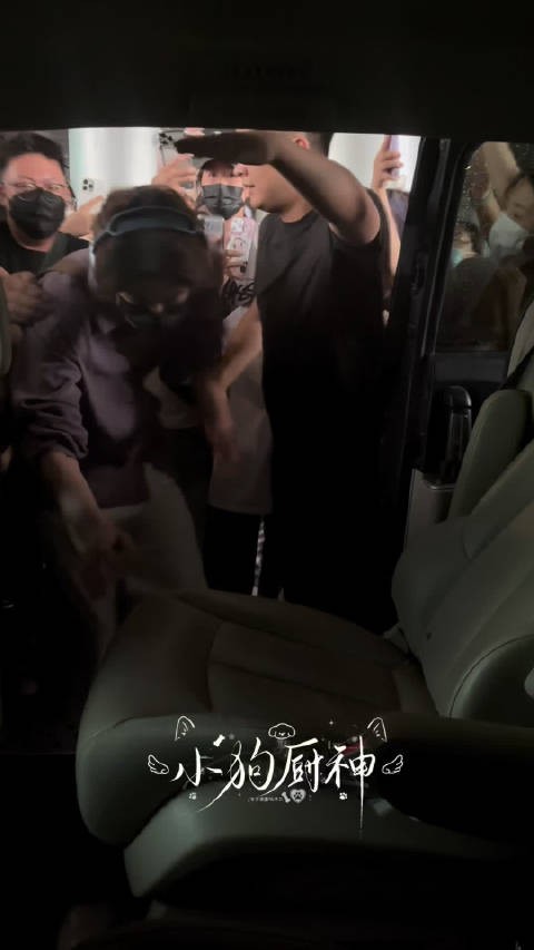 以迅雷不及掩耳盗铃之速一秒入座