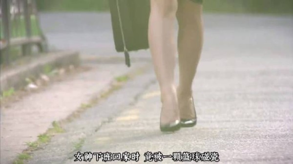 因男生态度不好女生扔篮球，次日遭围堵