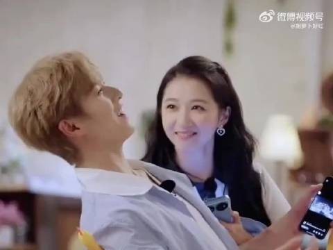 耀眼团综甜度远超预想，组装桌子时氛围暧昧