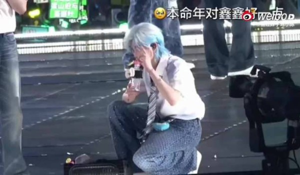 自己膝盖不舒服还能第一时间想到队友，都要照顾好自己呀