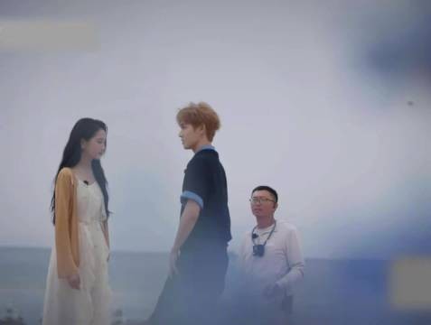 李昀锐调侃关晓彤睫毛像蜘蛛腿，直接上手帮忙整理